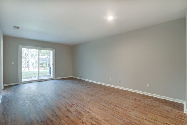 Building Photo - 3-3 Dukes Way