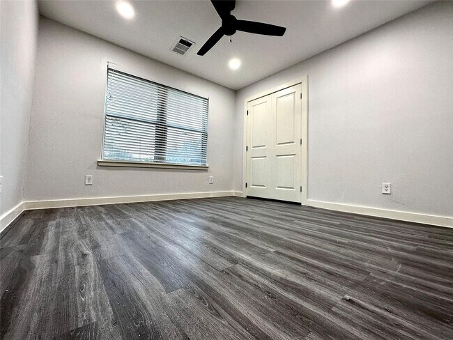Building Photo - 8058 Longridge Dr