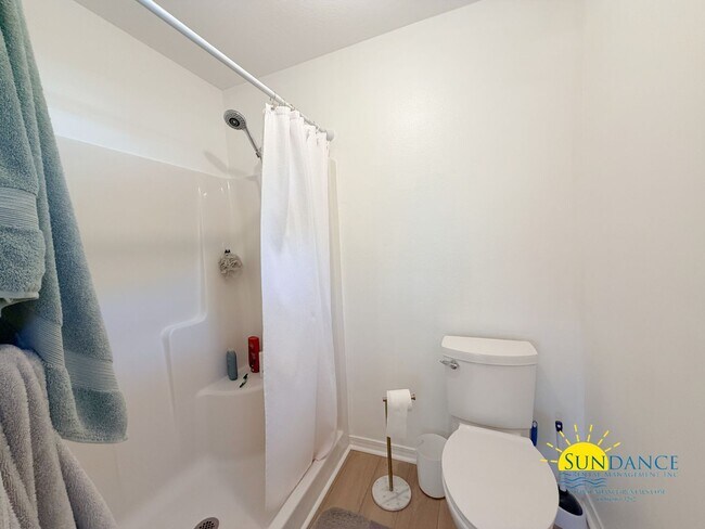 Building Photo - Stunning 3 Bedroom Home in Gulf Breeze with stand out accents!