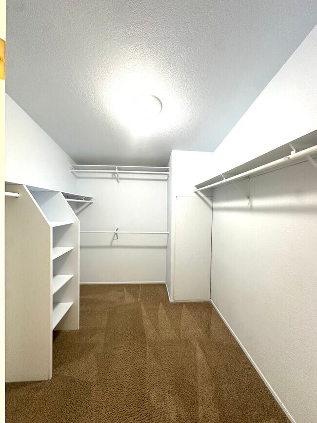 Building Photo - Light & bright single level home in NE Bend!