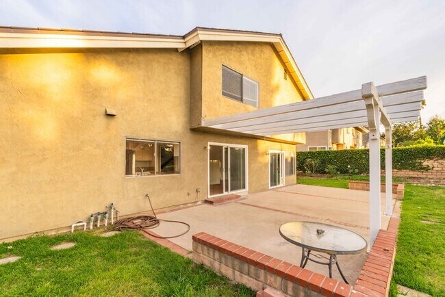 Building Photo - Beatiful house next to golf course.