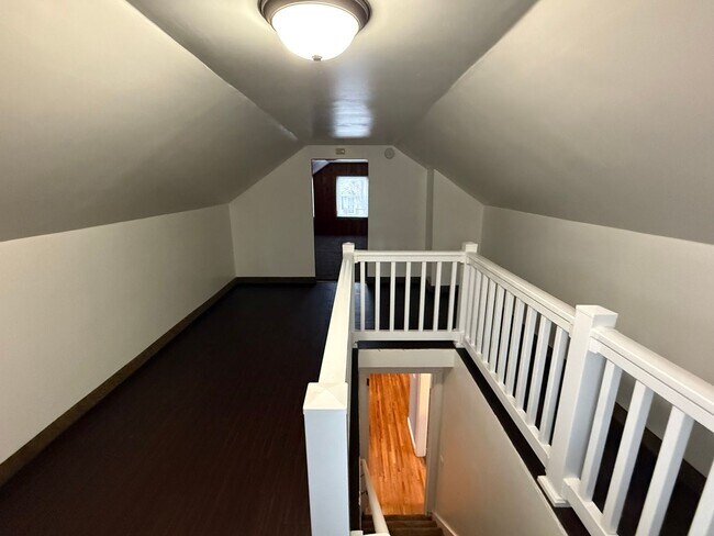 Building Photo - 2 Bed, 1 Bath Single-Family Home Close to Downtown!