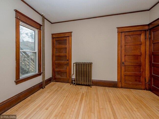 Building Photo - 627 N Mendota St