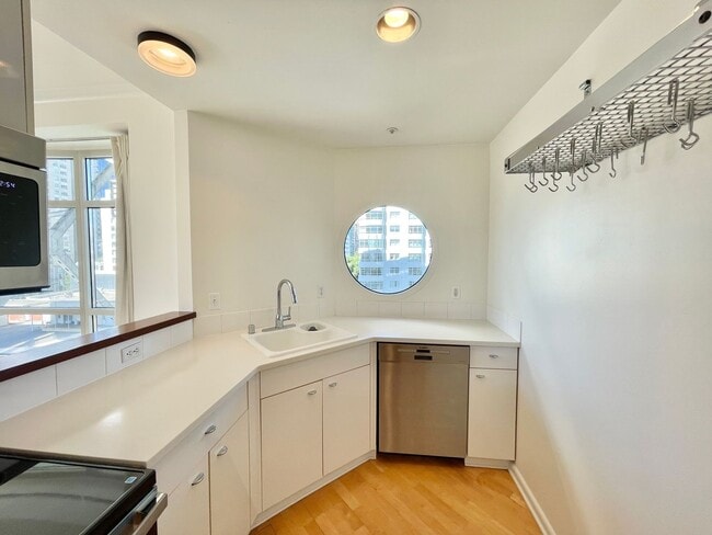 Building Photo - Panoramic City View 2Br/2BA Waterfront SF ...