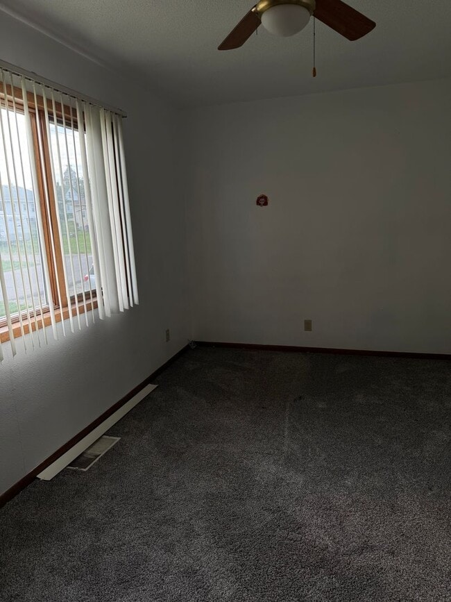 Building Photo - 3 bedroom