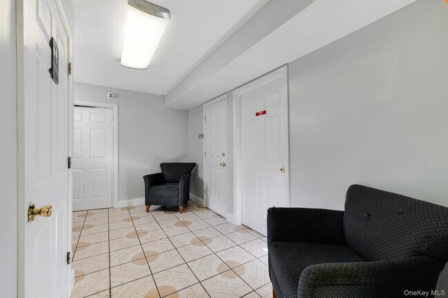 Building Photo - 996 Haverstraw Rd