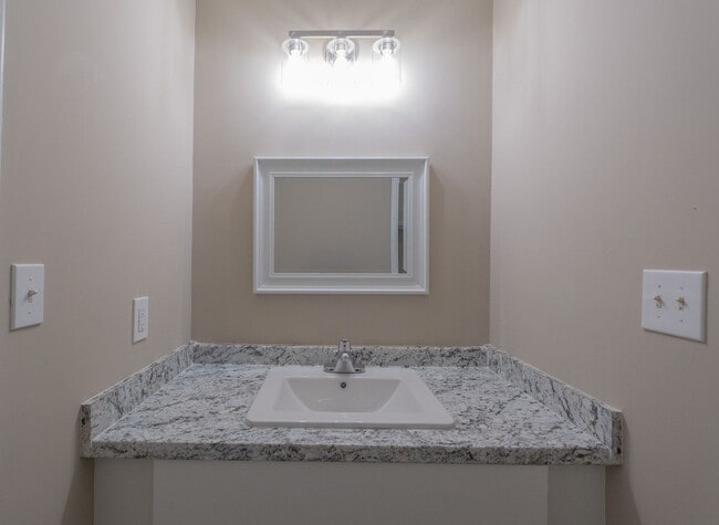 Building Photo - Cozy 2 bedroom, 1 bath duplex - Oconee Connector