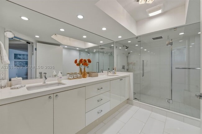 Building Photo - 16445 Collins Ave