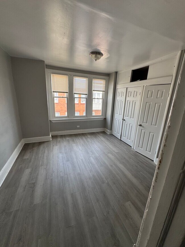 Building Photo - 2 bedroom 1 bath w/ an additional room