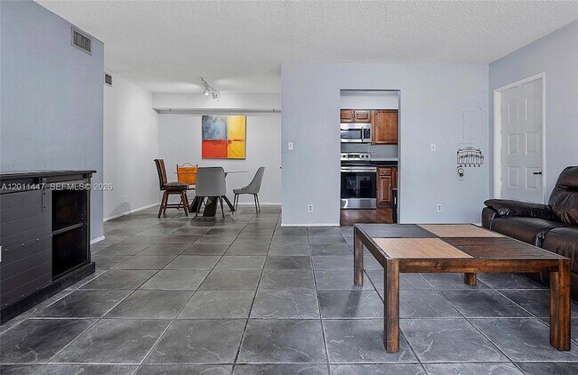 Building Photo - 3083 N Oakland Forest Dr