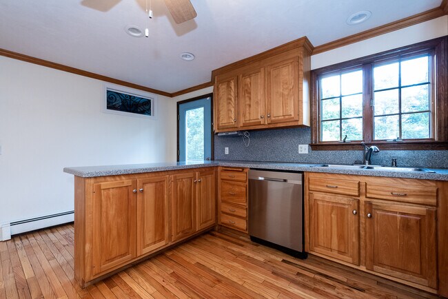 Building Photo - 131 Hemlock Dr