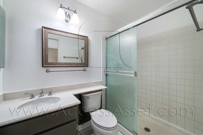 Building Photo - Charming and Bright Three-Bedroom Haven on Comotilo