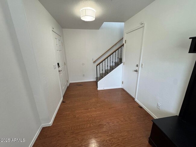 Building Photo - 104 W Laurel Ct