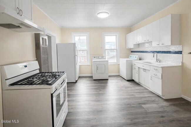 Building Photo - 300 Division St