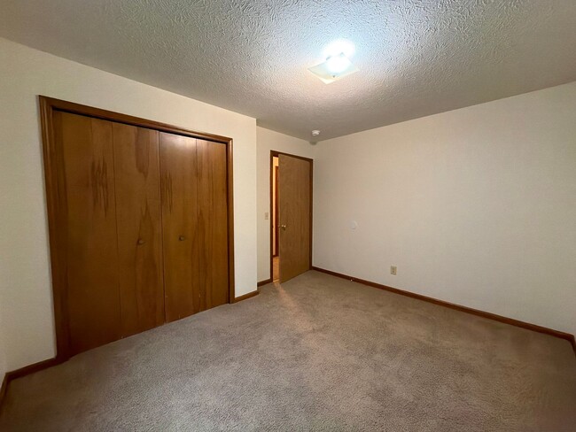 Building Photo - 211 Stonewall Ct