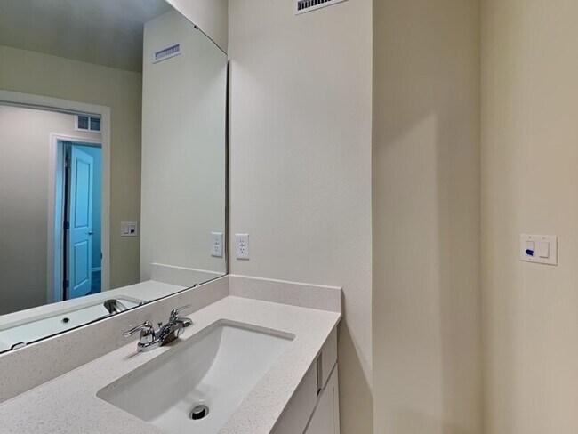 Building Photo - 3187 Emerald Acrs Ln