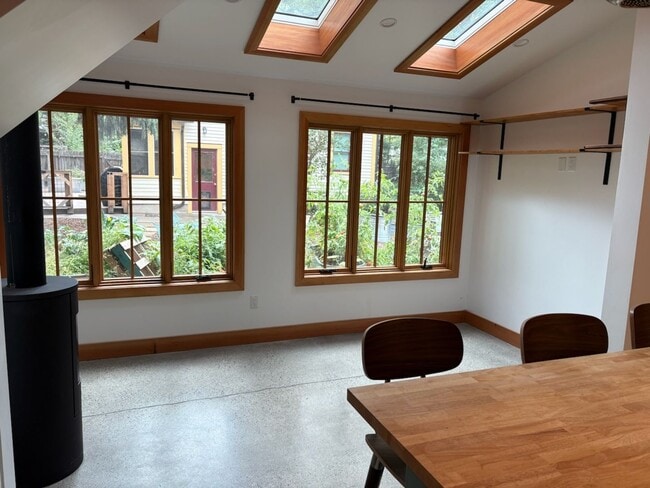 Building Photo - Downtown Bozeman Apartment for Rent!