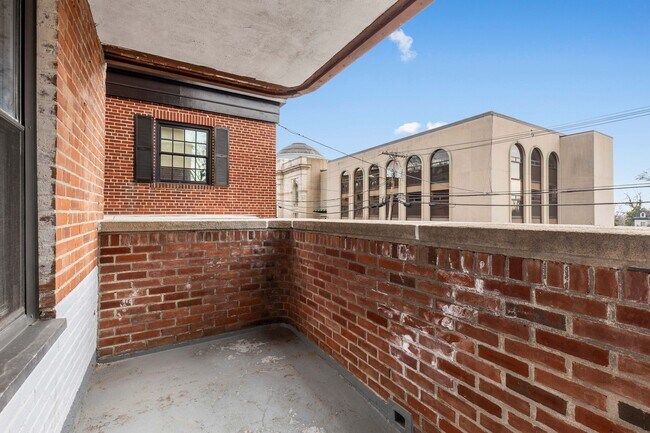 Building Photo - 25 W Elm St