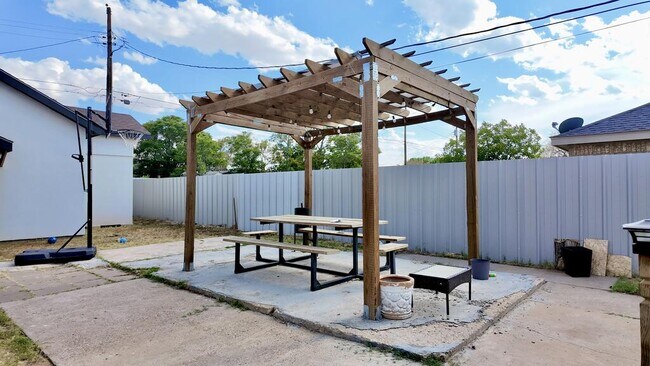 Building Photo - 916 Patton Dr