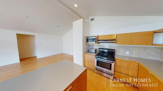 Building Photo - 2577 S Bundy Dr