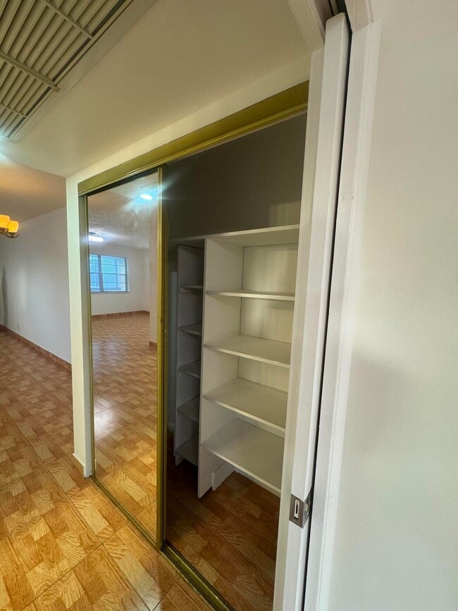 Building Photo - 346 Windsor O