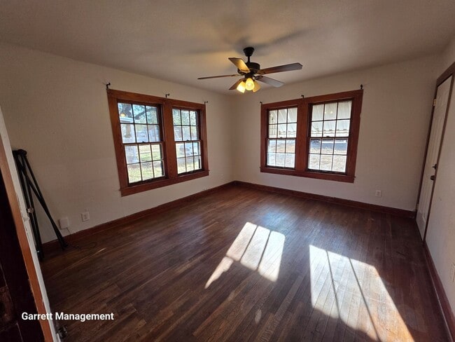 Building Photo - 2/1 House in Lampasas