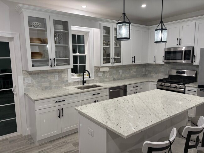 Building Photo - 724 Holmdel Rd