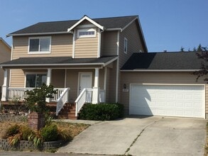 Building Photo - ***PENDING APPLICATION*** Lovely 3 Bedroom...