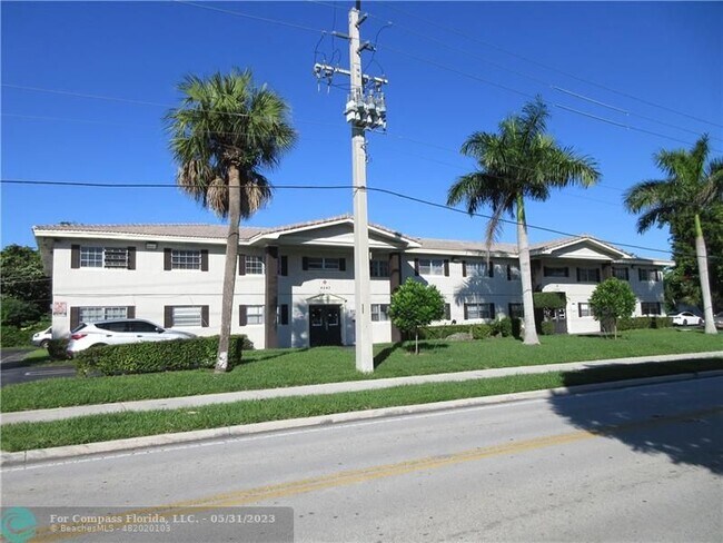 Building Photo - 4240 Woodside Dr