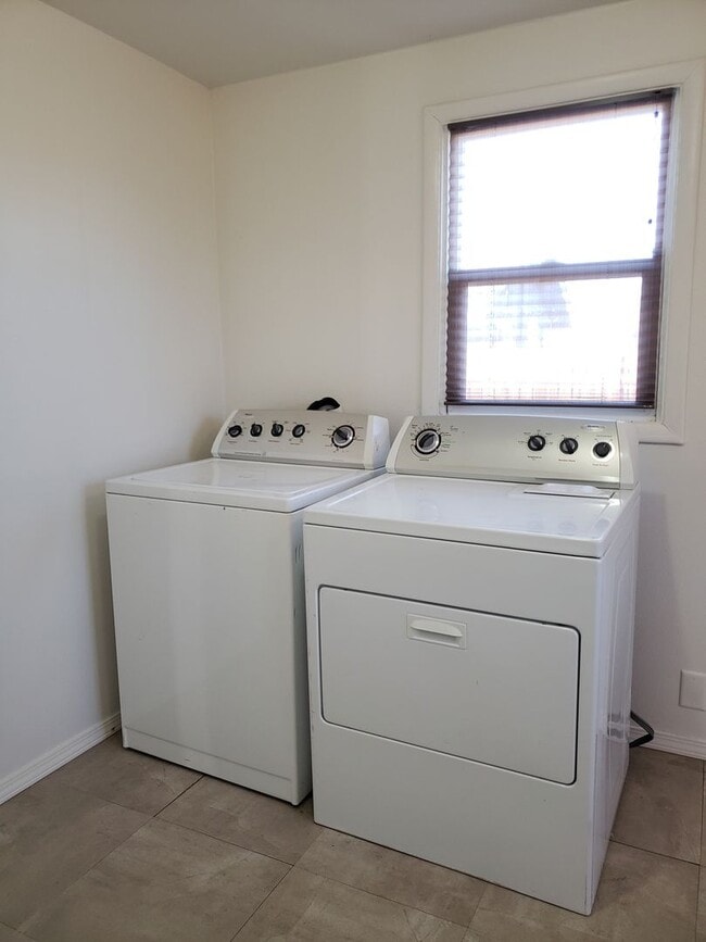 Building Photo - 2+ Bedroom, 2 bathroom Charming Home Avail...