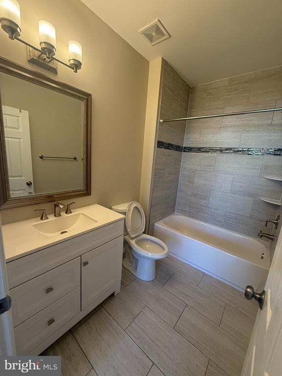 Building Photo - 8204 Blue Heron Dr