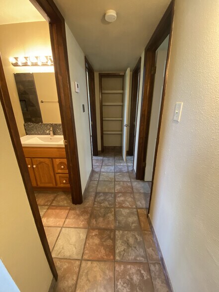 Hallway - 1000 Glendale Dr
