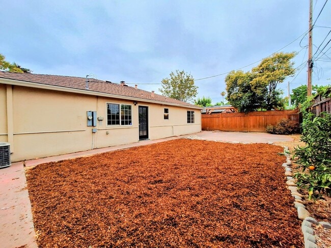 Building Photo - Beautiful Single Story House w/Low Mainten...
