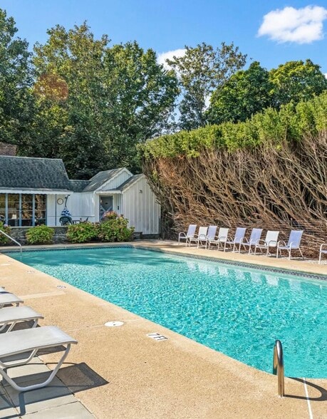 Pool and pool house - 77 Windward Ln