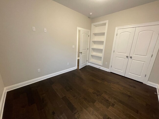 Building Photo - Stunning 3 Bedroom Legacy Home