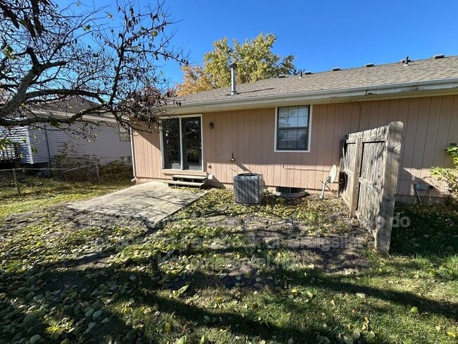 Building Photo - 3910 SW 8th Ter