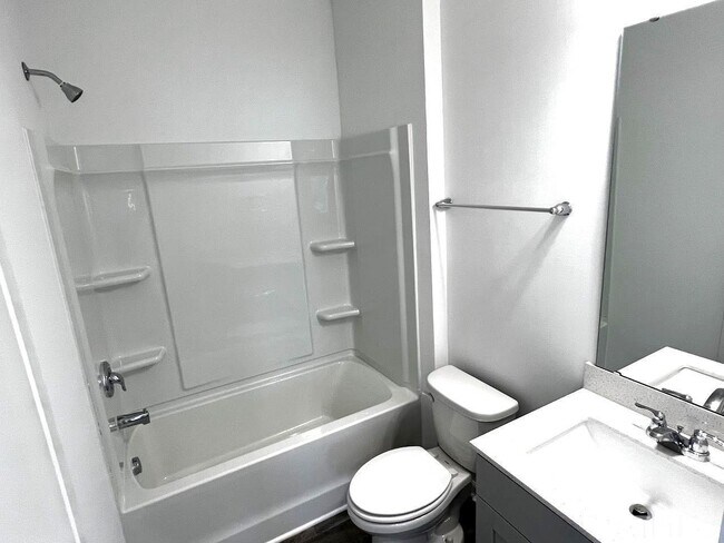 Building Photo - 3 Bedroom Townhome for Sale