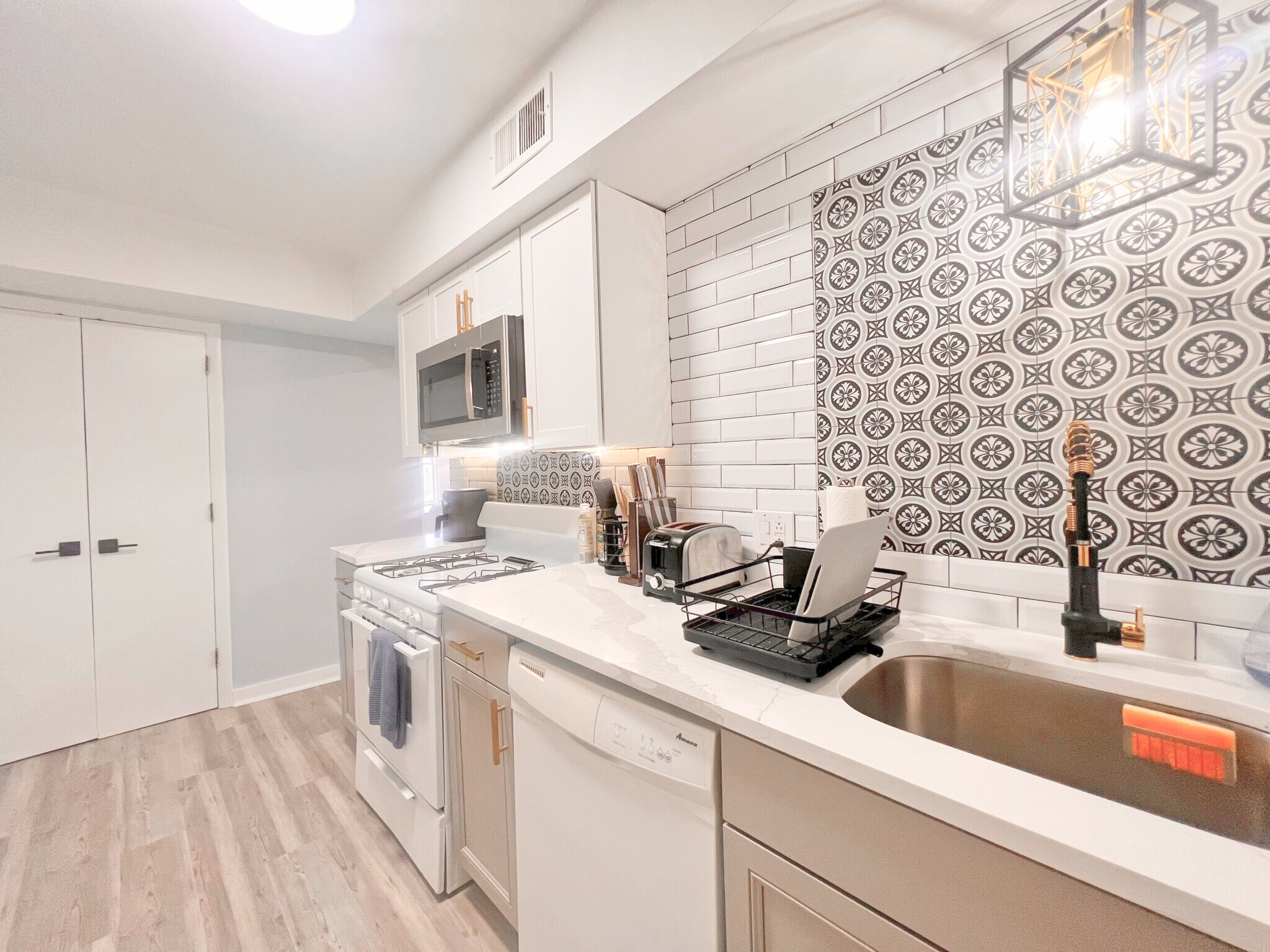 Building Photo - 5737 Hobart St