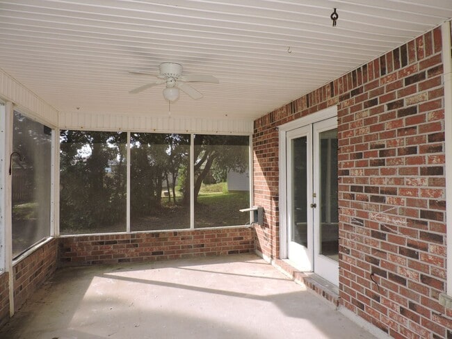 Building Photo - Convenient to NAS & Corry!