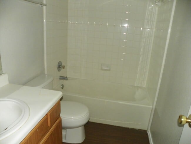 Building Photo - 2221 Creekside Ln