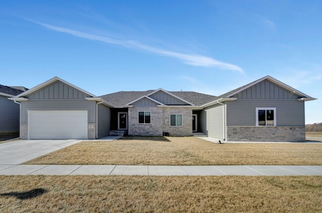 Building Photo - Beautiful Luxury Townhome