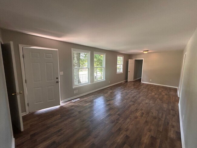 Building Photo - 4503 Lakeview Dr NW