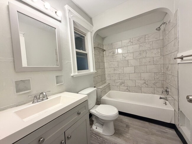 Building Photo - Large 3 bed 1.5 bath! Available NOW!