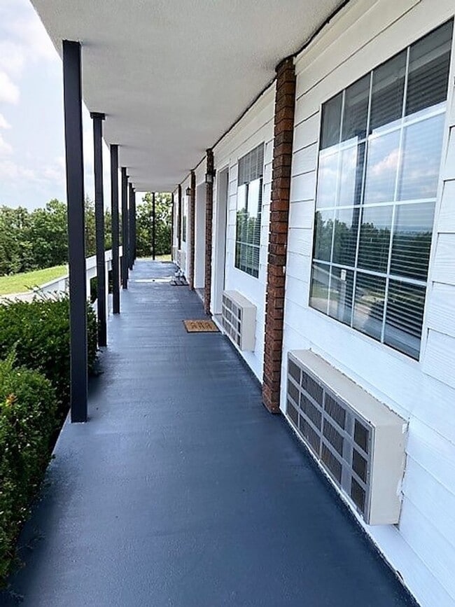 Building Photo - Studio Apartment in Hollister