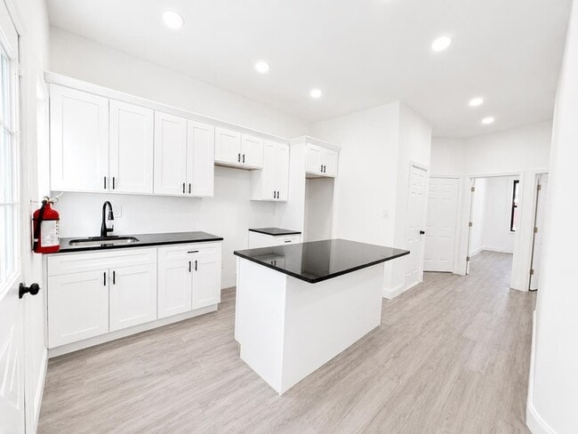 Building Photo - 428 56th St