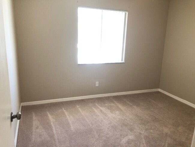 Building Photo - 2 Bedroom 2 Bath Condo Great Location and Schools