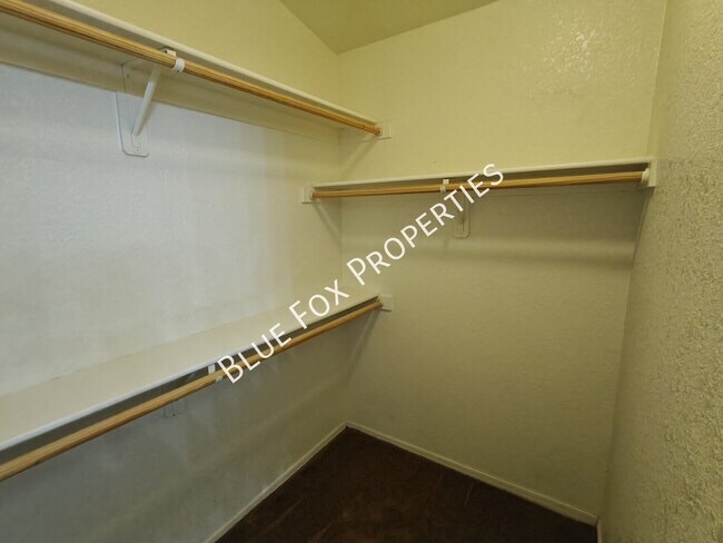Building Photo - 7960 S Lennox Ln