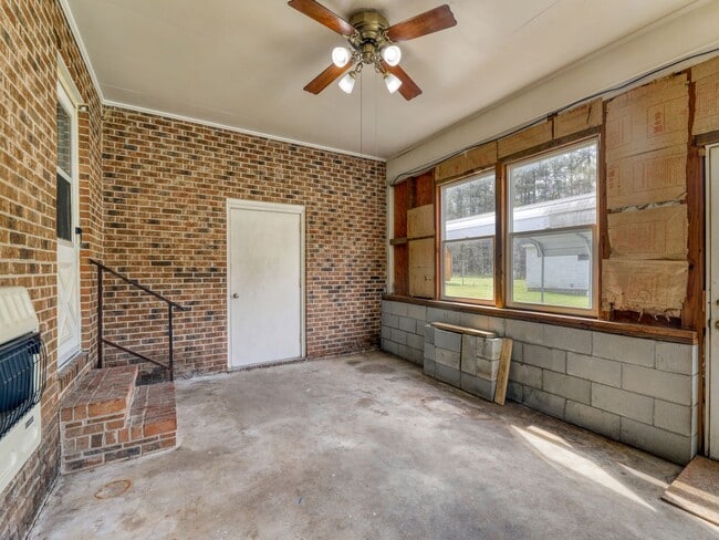 Building Photo - 3 bedroom 1 bath home for rent in New Bern