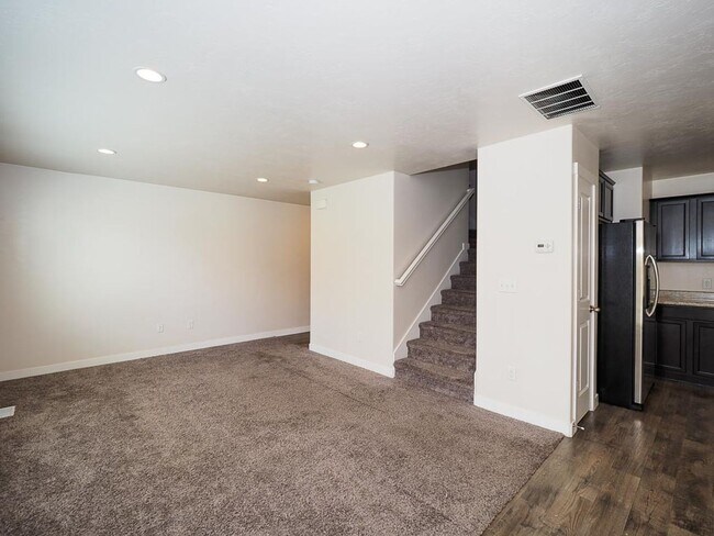 Building Photo - Draper Hillside Townhome