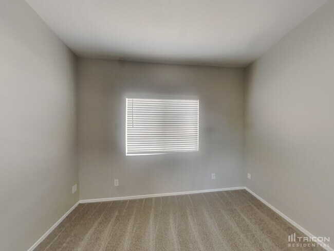 Building Photo - 1750 W Union Hills Dr